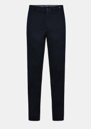 Chino Modern mit Schullogo